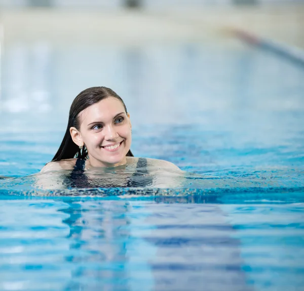 Retrato de uma jovem mulher na piscina desportiva — Fotografia de Stock