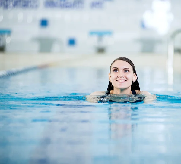 体育游泳水池中的年轻女人的画像 — 图库照片