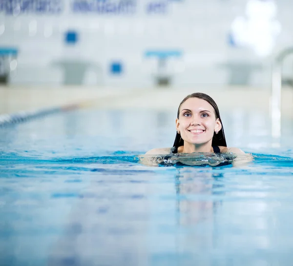 Retrato de uma jovem mulher na piscina desportiva — Fotografia de Stock