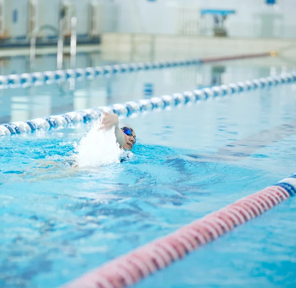 Junges Mädchen in Brille schwimmt vorne kriechen Schlaganfall-Stil — Stockfoto