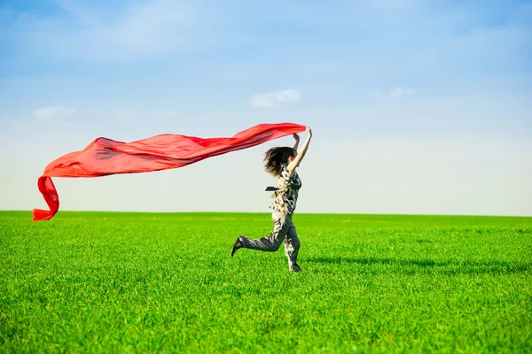 Güzel ve genç birbayan renkli doku ile yeşil çayır üzerinde atlama