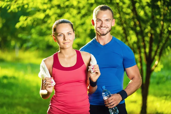 Homem e mulher atléticos após o exercício de fitness — Fotografia de Stock