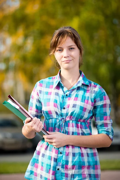 Portrét mladé svůdné ženy držící vzdělávání knihy. Studentka. — Stock fotografie