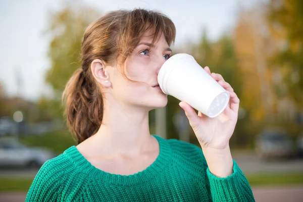 Gelukkig jonge student meisje nemen weg koffie drinken. — Stockfoto