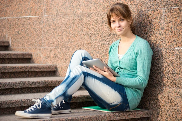 Mooie jonge vrouw student met opmerking zeem. Buiten student. — Stockfoto