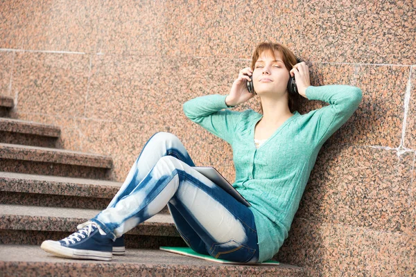 Bella giovane studentessa con le cuffie. Ragazza musica all'aperto — Foto Stock