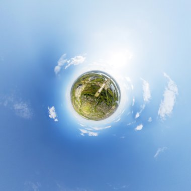 Şehrin havadan görünümü. Kavşak, evler, binalar ve parklar. Küçük gezegen Küre.