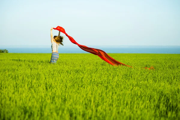 Junge glückliche Frau im Weizenfeld mit Stoff. Sommerlicher Lebensstil — Stockfoto