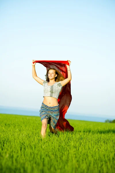 Joven mujer feliz en el campo de trigo con tela. Estilo de vida —  Fotos de Stock