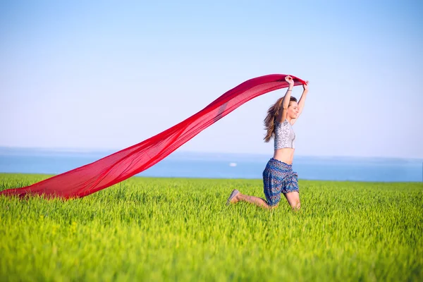 Giovane donna felice nel campo di grano con tessuto. Stile di vita estivo — Foto Stock