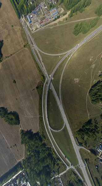 Vista aérea da cidade com encruzilhada, estradas, casas, edifícios, parques, estacionamentos, pontes — Fotografia de Stock