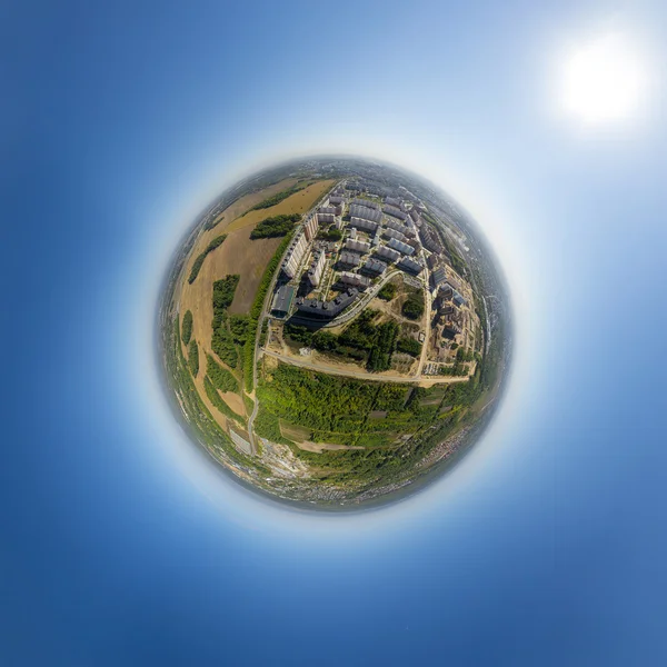 Vista aérea del centro. Encrucijada, casas, edificios y parques. Pequeña esfera planetaria . — Foto de Stock