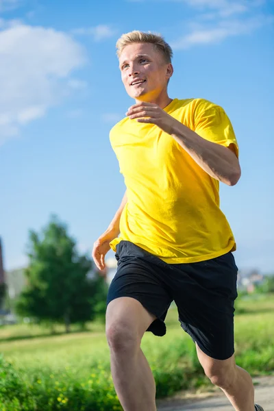 Sportieve man joggen in straat skyline van de stad. Buiten fitness. — Stockfoto