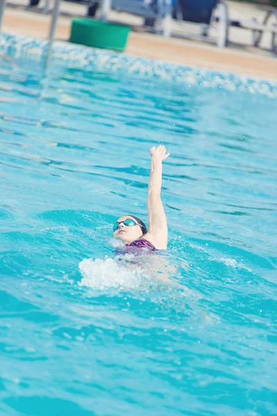 Woman in goggles swimming back crawl style — Stock Photo, Image