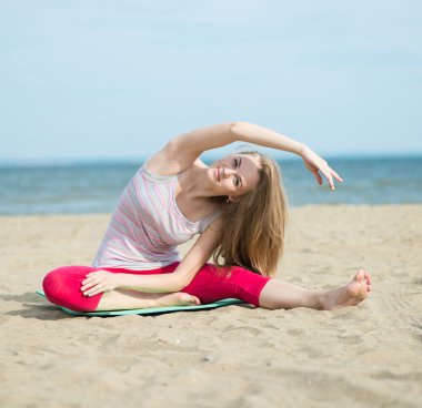 Genç Bayan pratik yoga. Okyanus deniz kıyısına yakın egzersiz.