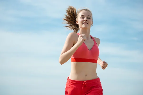 Giovane signora che corre alla soleggiata spiaggia di sabbia estiva. Allenati. Jogging — Foto Stock