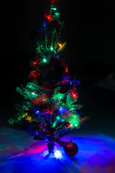 Сияющие огни натуральной рождественской елки, покрытой снегом
.