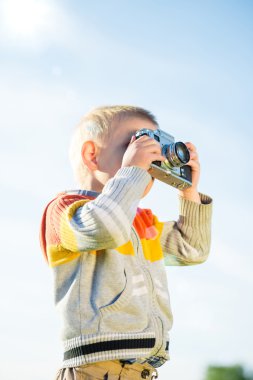 Açık çekim eski bir kamera ile küçük çocuk.