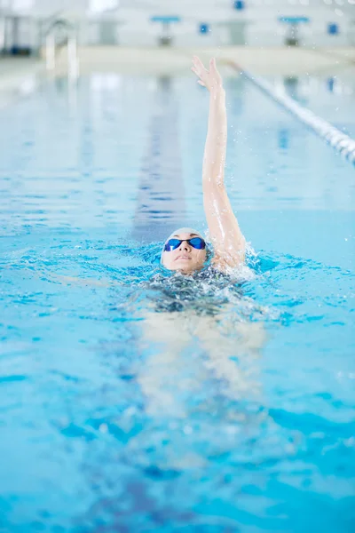 Ung flicka i glasögon simma tillbaka crawl linjeformat — Stockfoto