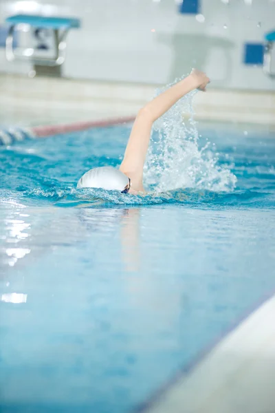Jong meisje in bril borstcrawl streekstijl zwemmen — Stockfoto