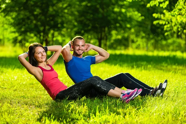 Exercício de casal no parque da cidade. Desporto ao ar livre — Fotografia de Stock