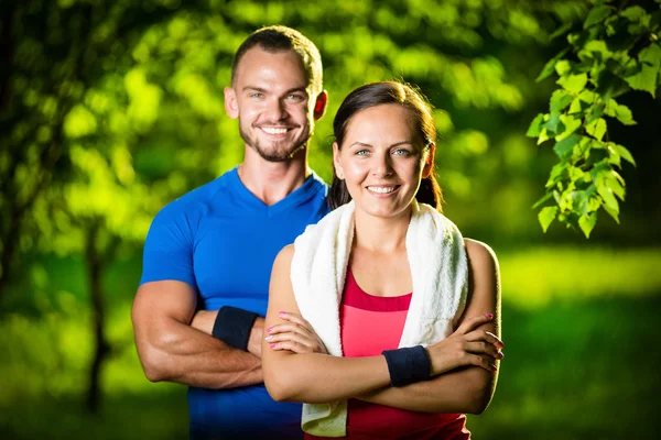 Atletický muž a žena po fitness cvičení — Stock fotografie