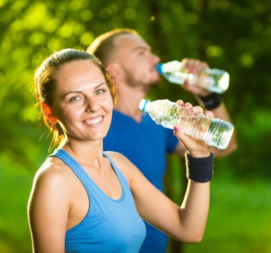 erkek ve kadın içme suyu şişe fitness spor egzersiz sonrası