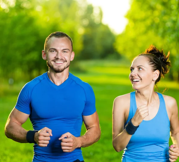 Corredores entrenando al aire libre haciendo ejercicio. Ciudad corriendo pareja corriendo fuera . —  Fotos de Stock