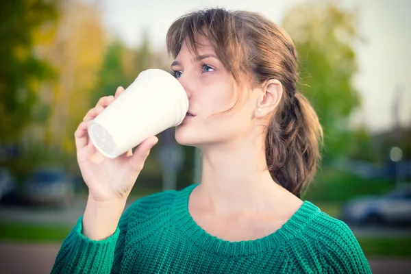 Gelukkig jonge student meisje nemen weg koffie drinken. — Stockfoto