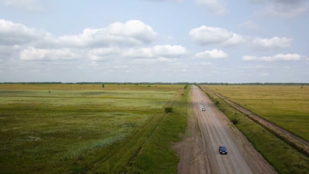 Plano aéreo del coche en la carretera rural — Vídeos de Stock