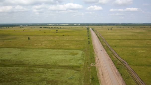 Luchtfoto van de auto op de landelijke weg — Stockvideo