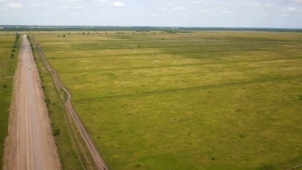 Tiro aéreo de carro na estrada rural — Vídeo de Stock