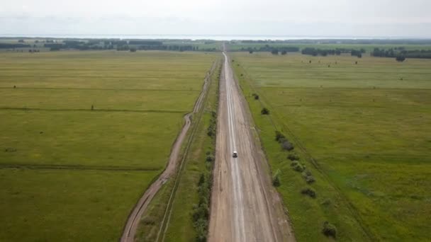 Plano aéreo del coche en la carretera rural — Vídeos de Stock