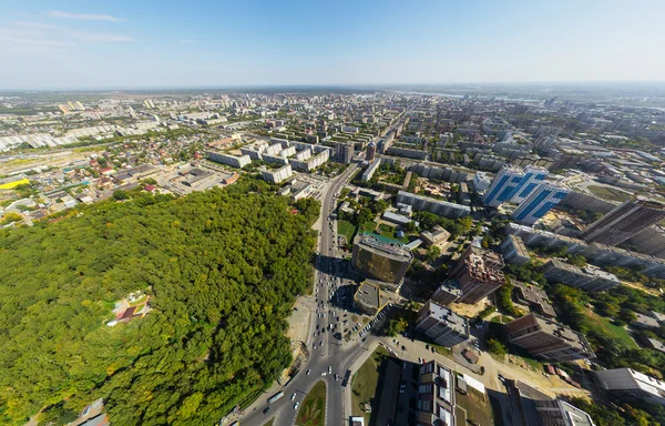 Şehrin havadan görünümü. Kavşak, evler, binalar ve parklar. — Stok fotoğraf