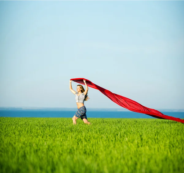 Jeune femme heureuse dans le champ de blé avec du tissu. Style de vie estival — Photo