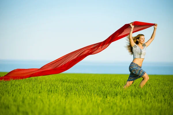 Joven mujer feliz en el campo de trigo con tela. Estilo de vida —  Fotos de Stock