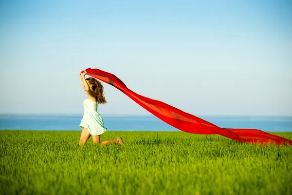 Jeune femme heureuse dans le champ de blé avec du tissu. Style de vie estival — Photo