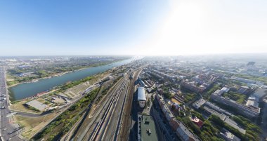 Havadan şehir manzaralı crossroads, yollar, evleri, binaları, parkları, otoparklar, köprüler