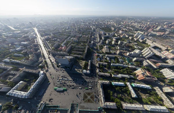 Vista aérea de la ciudad con encrucijada, caminos, casas, edificios, parques, estacionamientos, puentes — Foto de Stock