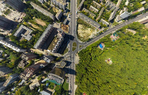 Luchtfoto van het centrum. Kruispunt, huizen, gebouwen en parken. — Stockfoto