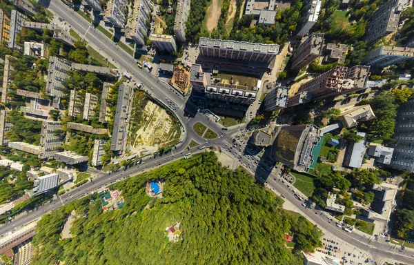 ダウンタウンの空撮。岐路に立って、家、建物および公園. — ストック写真