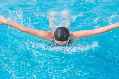 genç kız kelebek kontur stili Yüzme