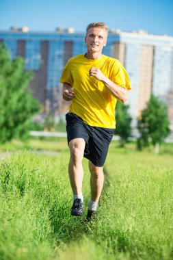 Sportif adam şehir sokak Parkı koşu. Açık alan fitness.