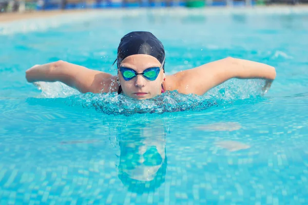 Giovane ragazza nuoto farfalla ictus stile — Foto Stock