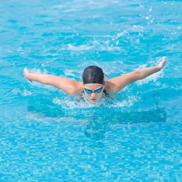 Menina jovem natação borboleta estilo acidente vascular cerebral — Fotografia de Stock