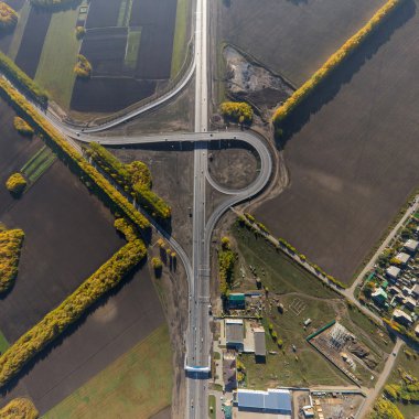 Hava yolu Kavşağı, Viyadük. Crossroads park yerleri, köprüler görüntüleyin. Helikopter vurdu. Panoramik görüntü.