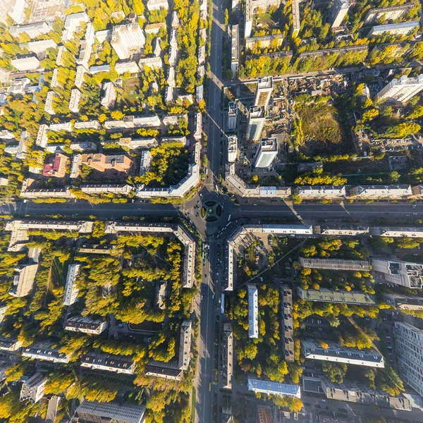 Pemandangan kota udara dengan persimpangan jalan, jalan, rumah, bangunan, dan taman  . — Stok Foto