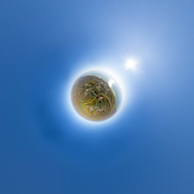 Mavi deniz sahilinde yaz evi köyünün havadan görünümü.