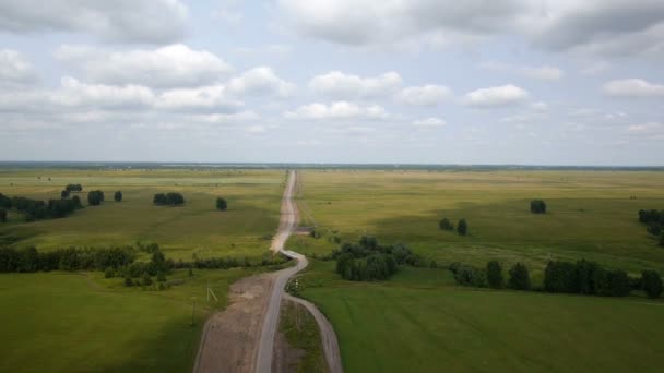 Plano aéreo del coche en la carretera rural — Vídeos de Stock