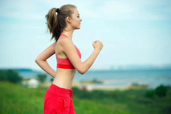 Giovane donna che gestisce il parco estivo strada rurale. Esercizi all'aperto. J — Foto Stock